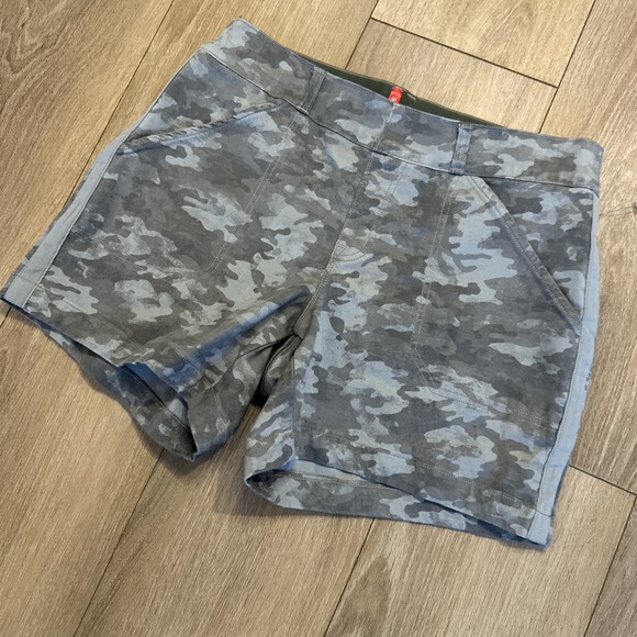 SPANX Pants - Spanx Womens Twill Stretch Shorts Size M Grey Camo Pull On 4" Inseam Tum Control